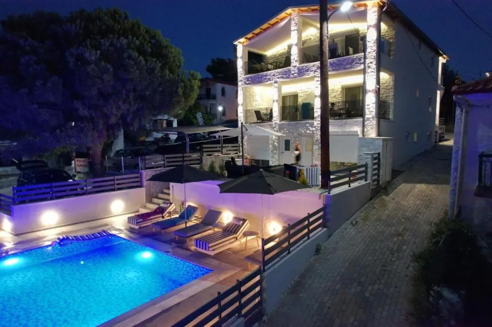 Luka 1 Aparts Polichrono