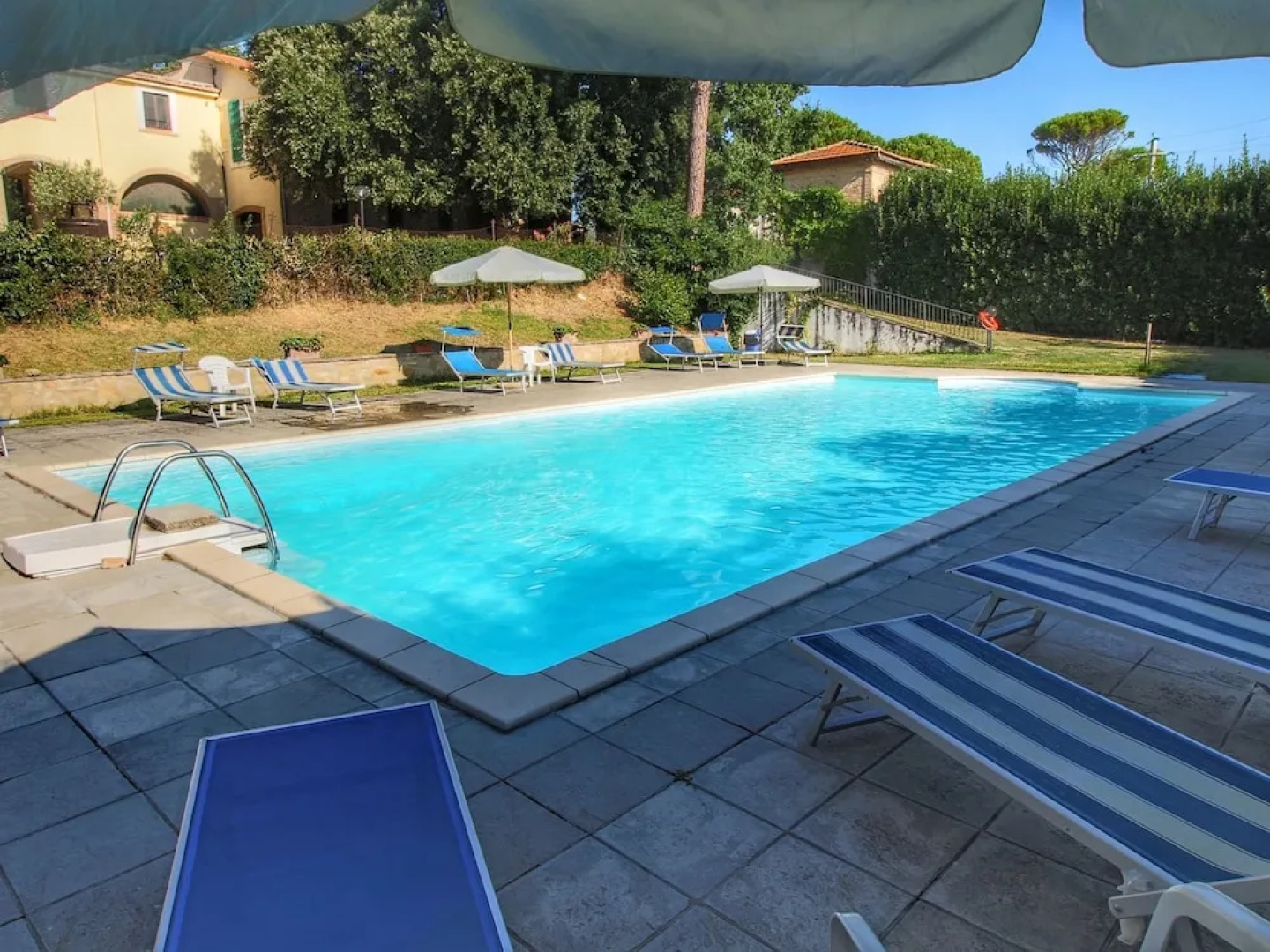 Splendid Farmhouse in Gualdo Cattaneo with Hot Tub