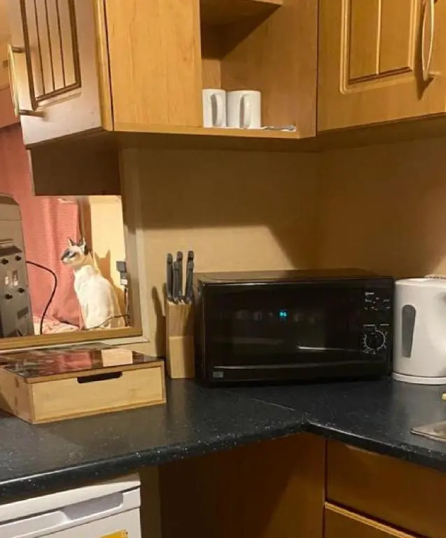 3-bed cosy home with fireplace, sleeps 4, 50 deposit required, self-catering