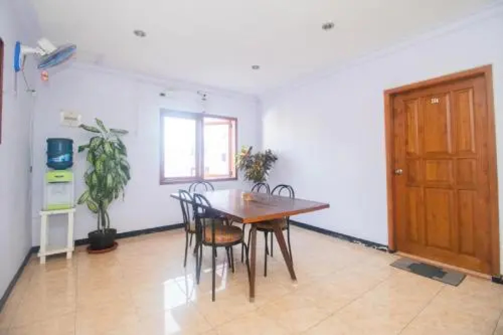 RedDoorz Near Pantai Boom