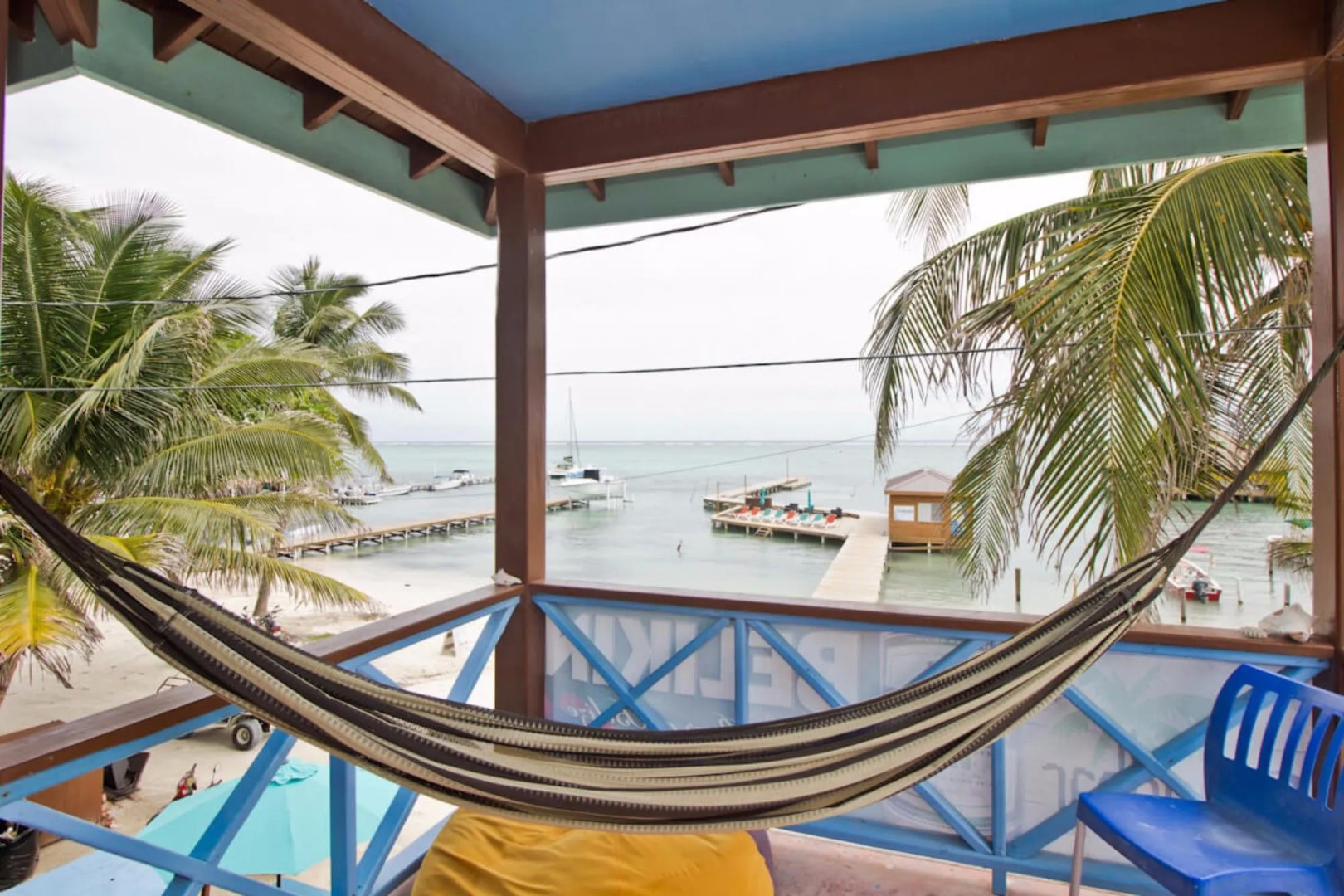 Sandbar Beachfront Hotel & Hostel