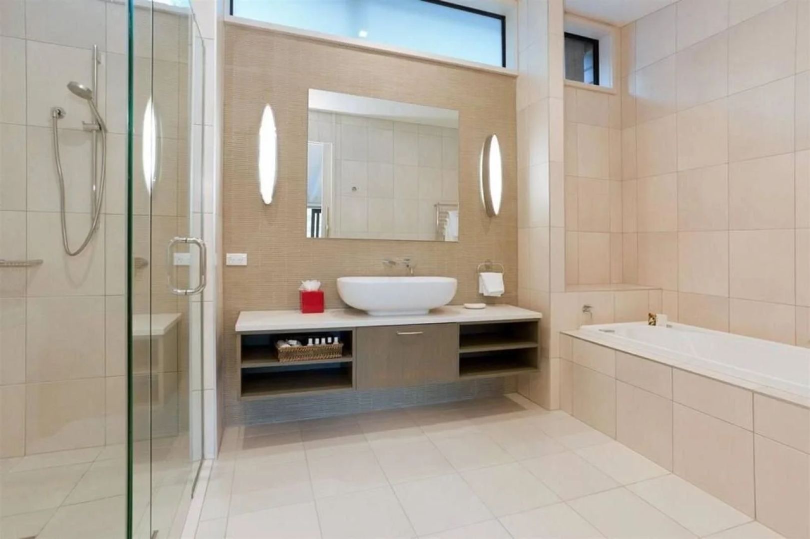 The Rees Hotel, Luxury Apartments & Lakeside Residences