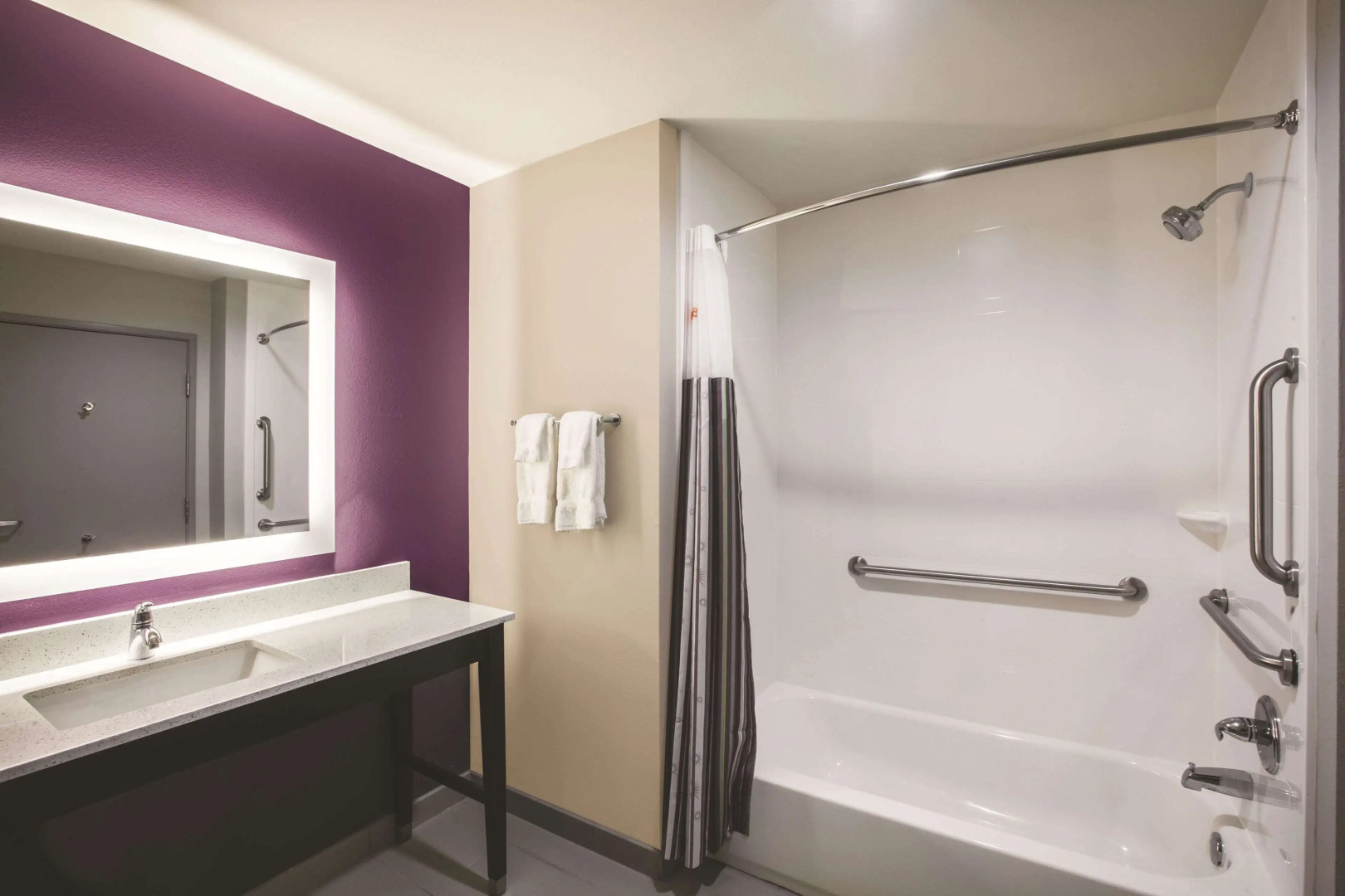 La Quinta Inn & Suites by Wyndham Dallas Northeast-Arboretum