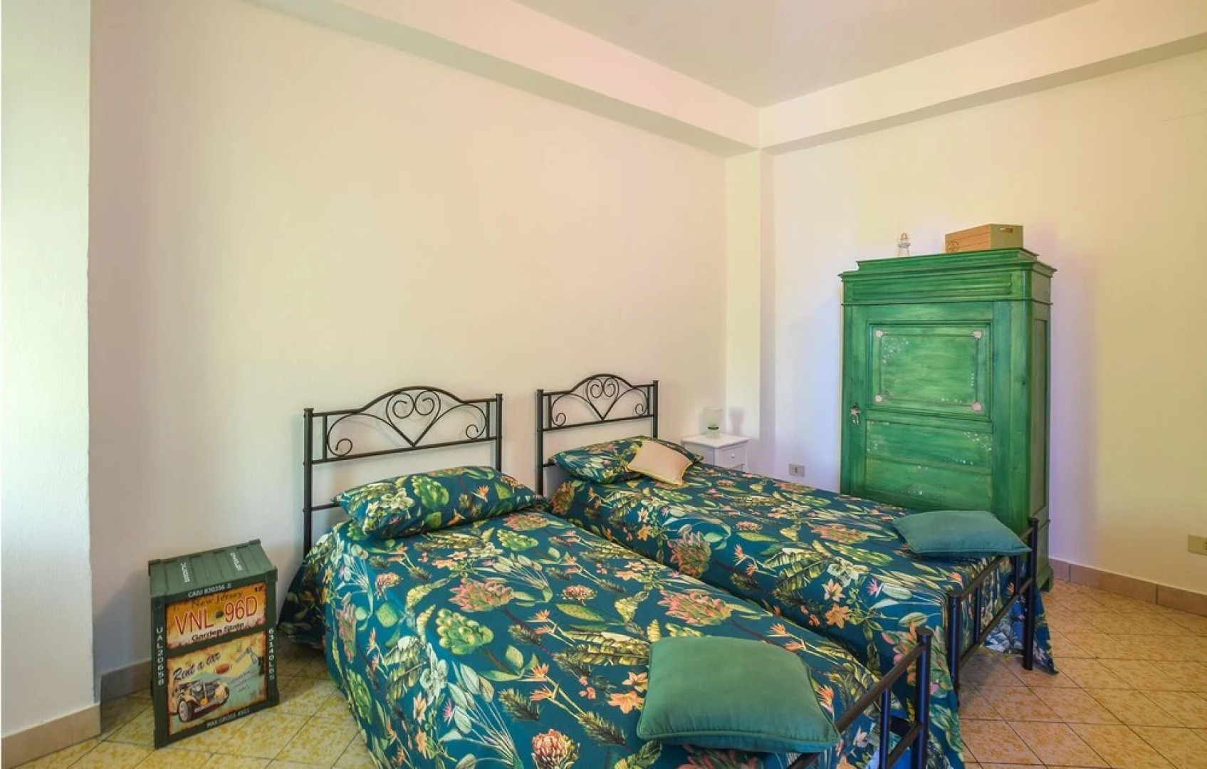 Stunning Home in Motta San Giovanni With Wifi and 4 Bedrooms