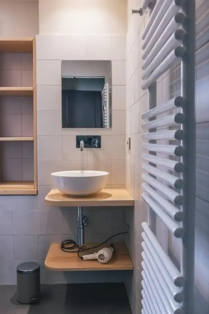 Elide B Tastefully Furnished Apartment Lakefront