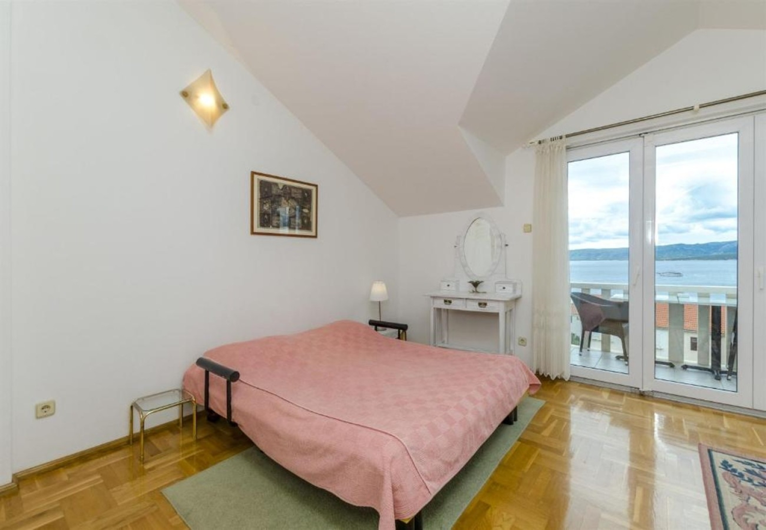 Apartment Mate 1 - 130 m from sea: A1 Zeleni Bol, Island Brac