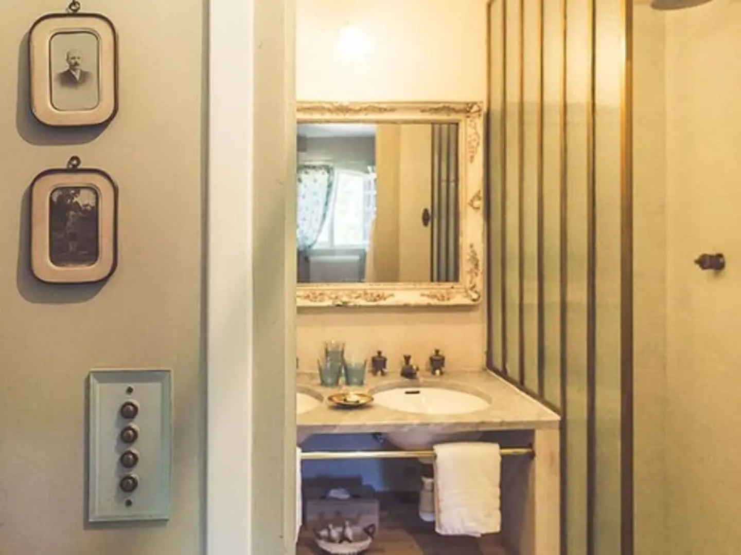 Gorgeous Manor With Private Heated Swimming Pool, in the Heart of an oak Forest