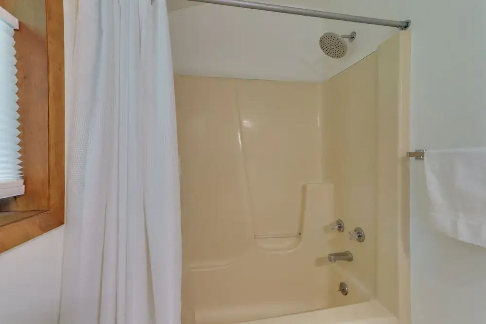 Screened Porch & Grill: Lake Ariel Vacation Rental