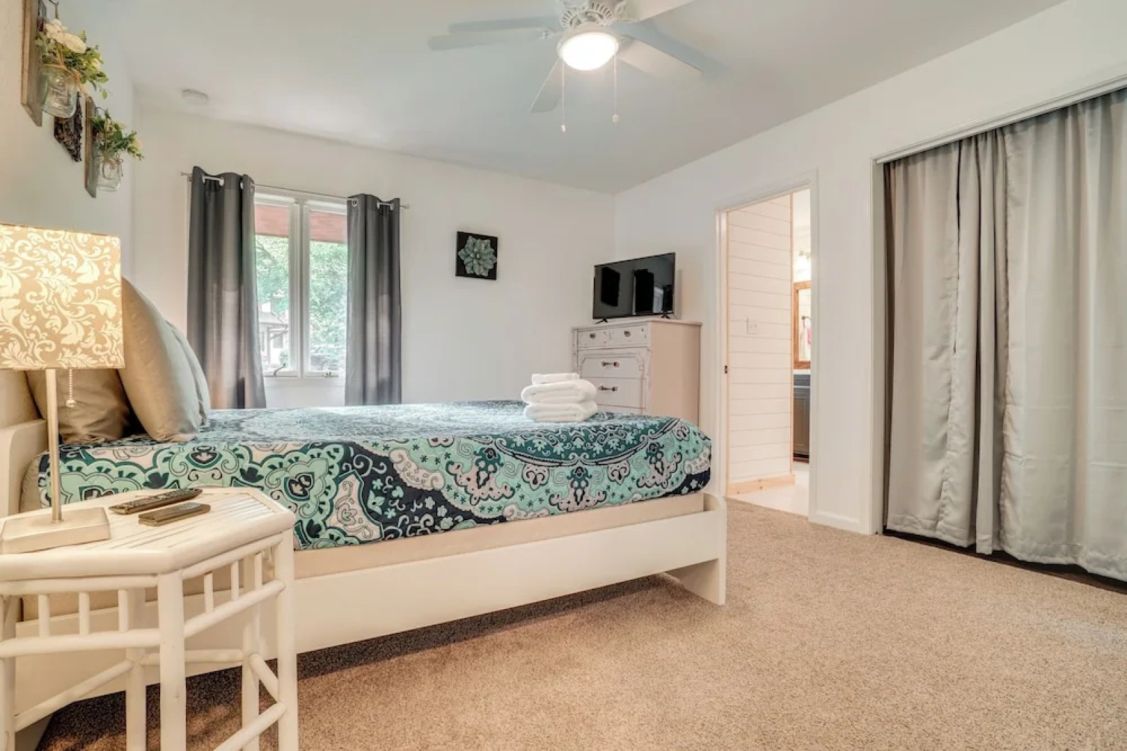 Spacious Rustic Helen Abode ~ 1/2 Mi From Tubing!