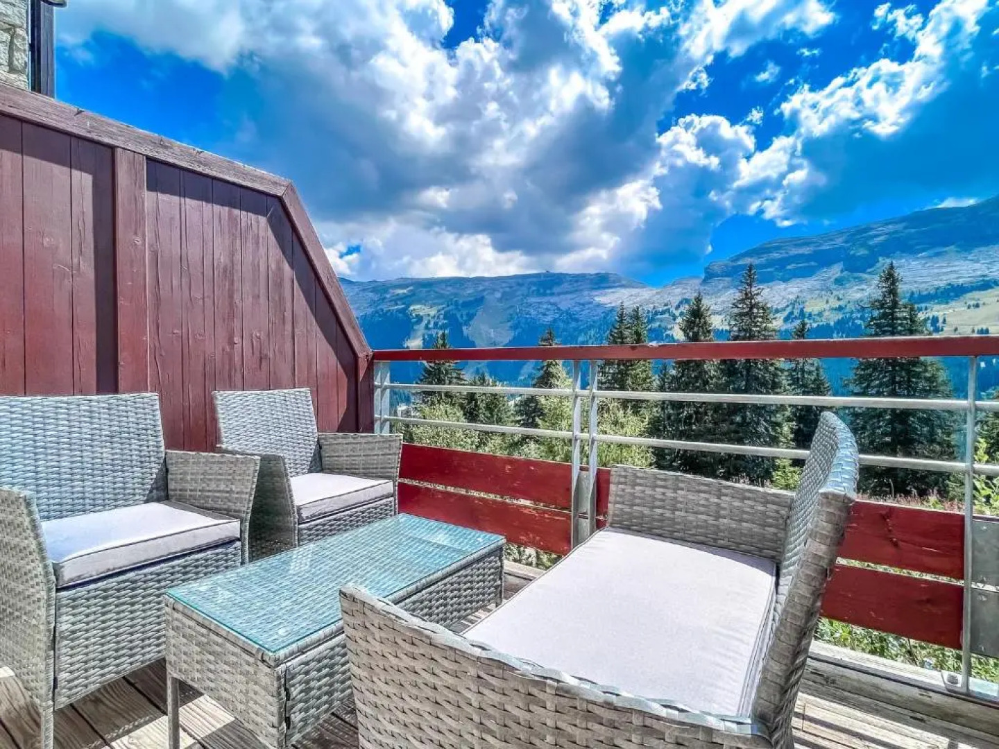 Bright, spacious South-facing 1-bedroom apartment