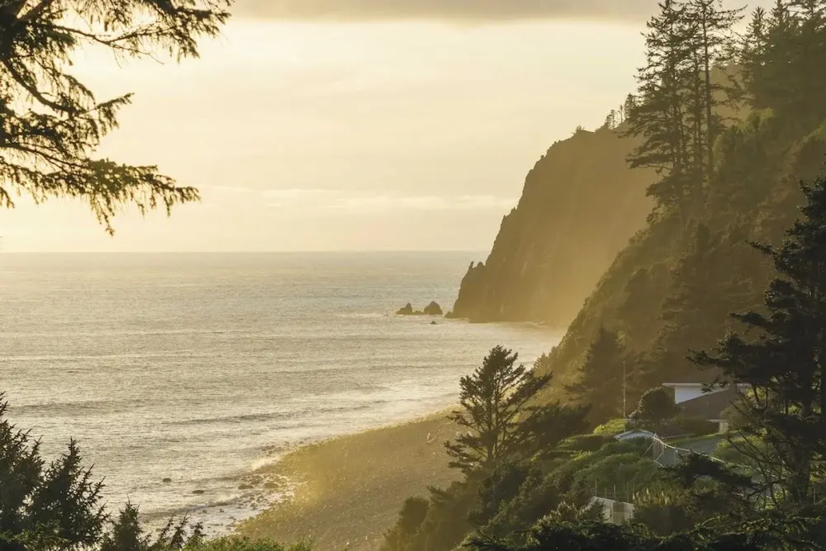 The Purcell House by Avantstay Surrounded in Lush Greenery w/ Large Yard & Ocean Views