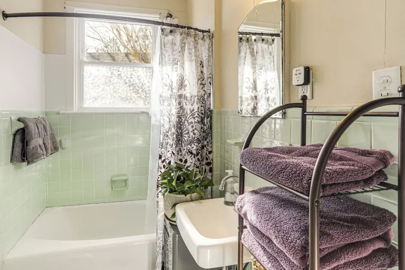 1 Mi to Ole Miss: Family-friendly Home!