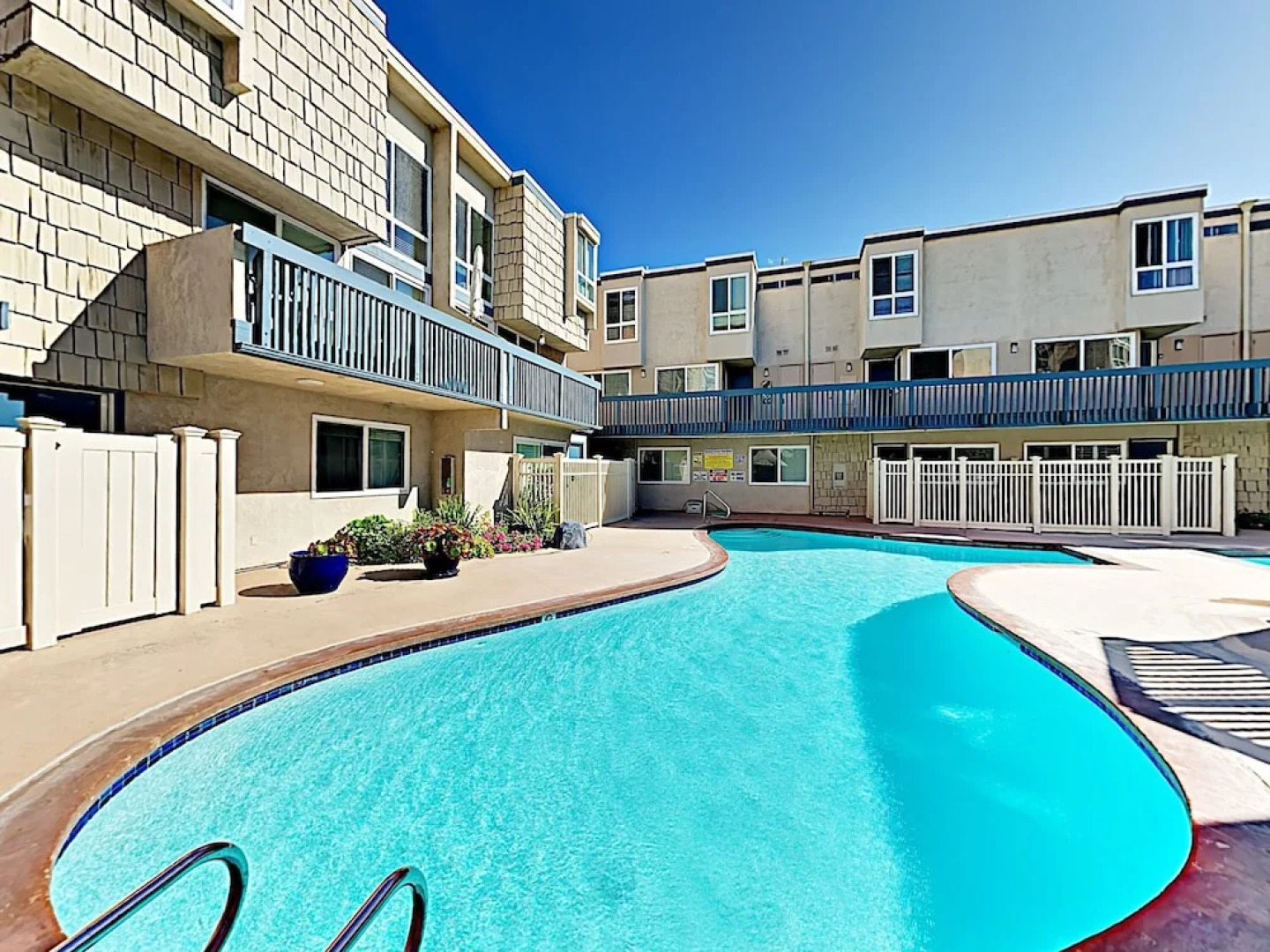 Modern Mountain-View Condo, 1 Block To Beach! Condo