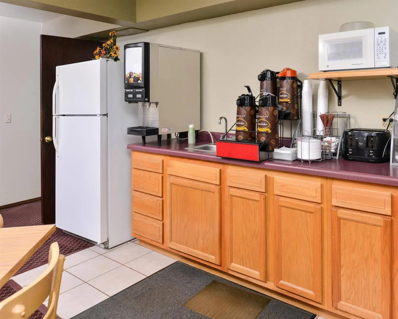 Love Hotels Staples by OYO at HWY 10 MN