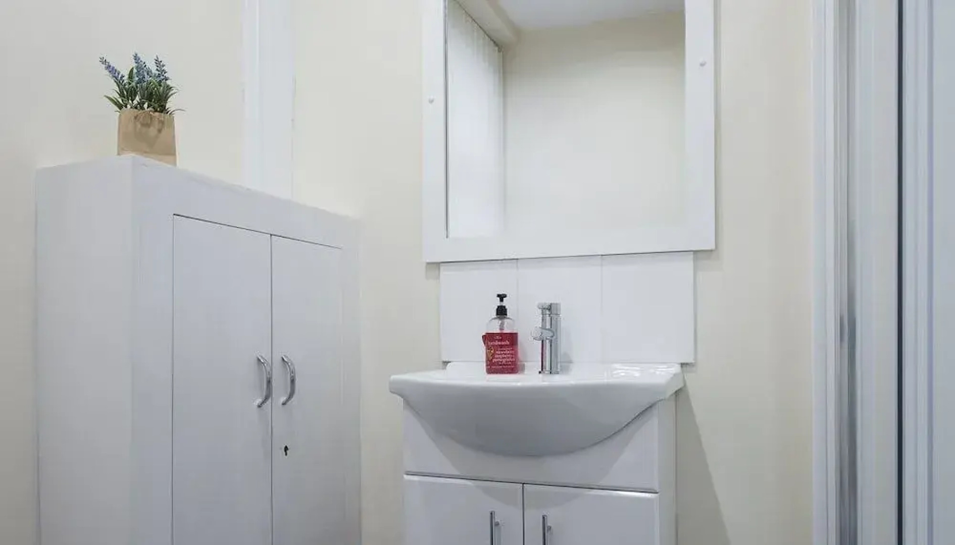 Cargo Cafe Apartments - Guest House