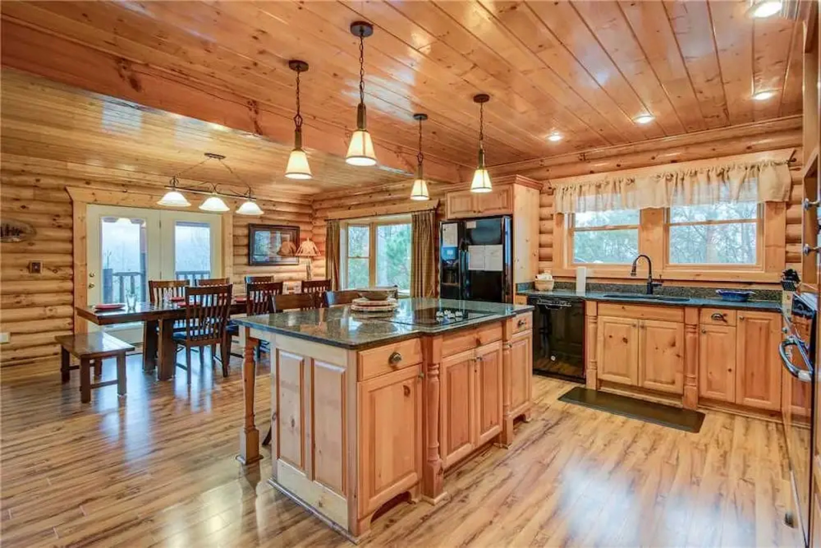 Dreamscapes 5 Bedroom Mountain View Home with Hot Tub