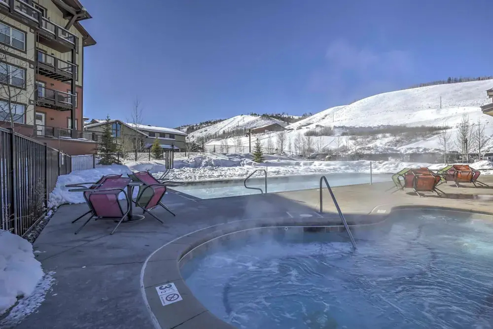 Ski-in/ski-out Granby Townhouse w/ Private Hot Tub