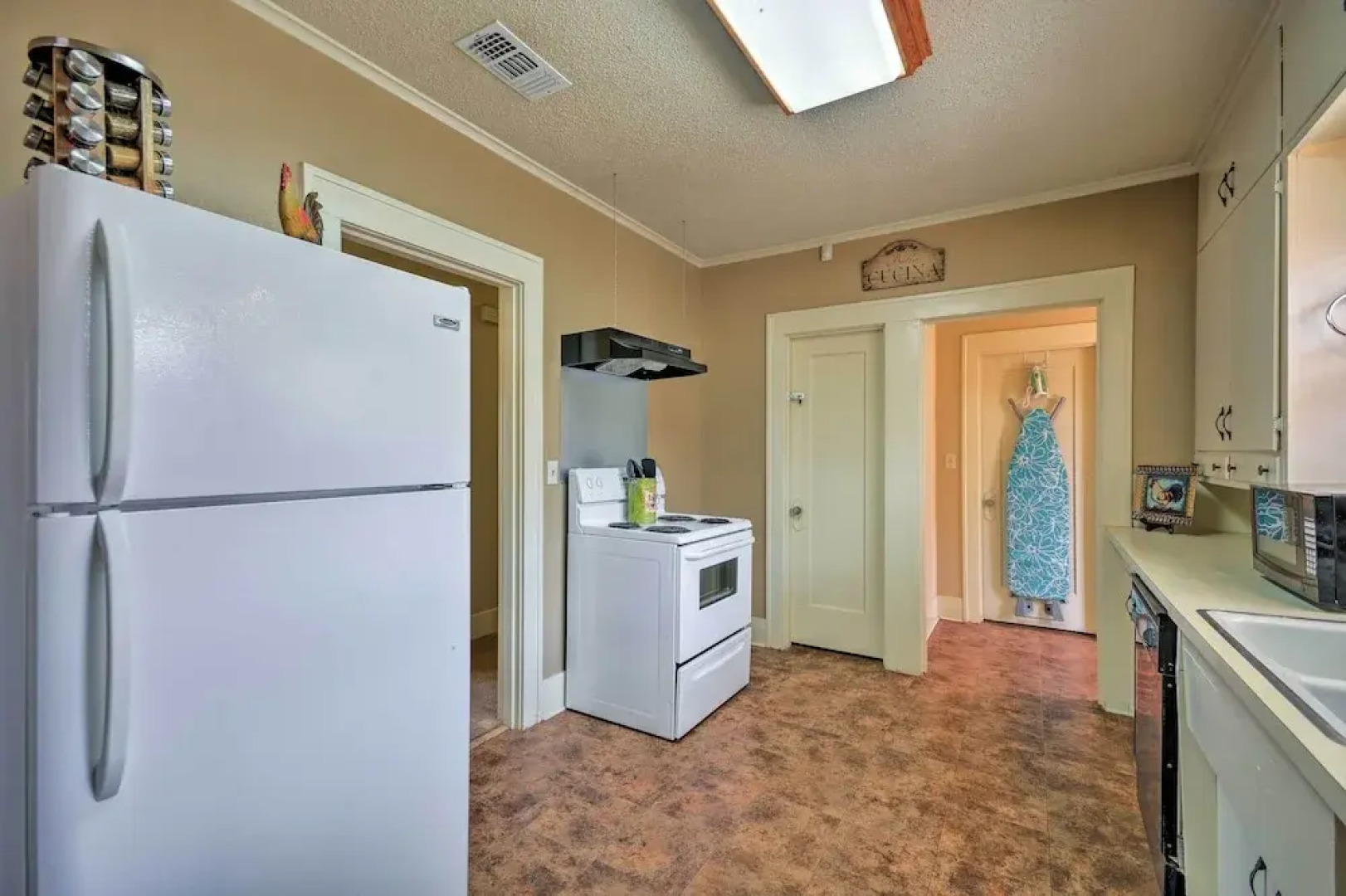 Inviting Lubbock Home > 1 Mi to Downtown