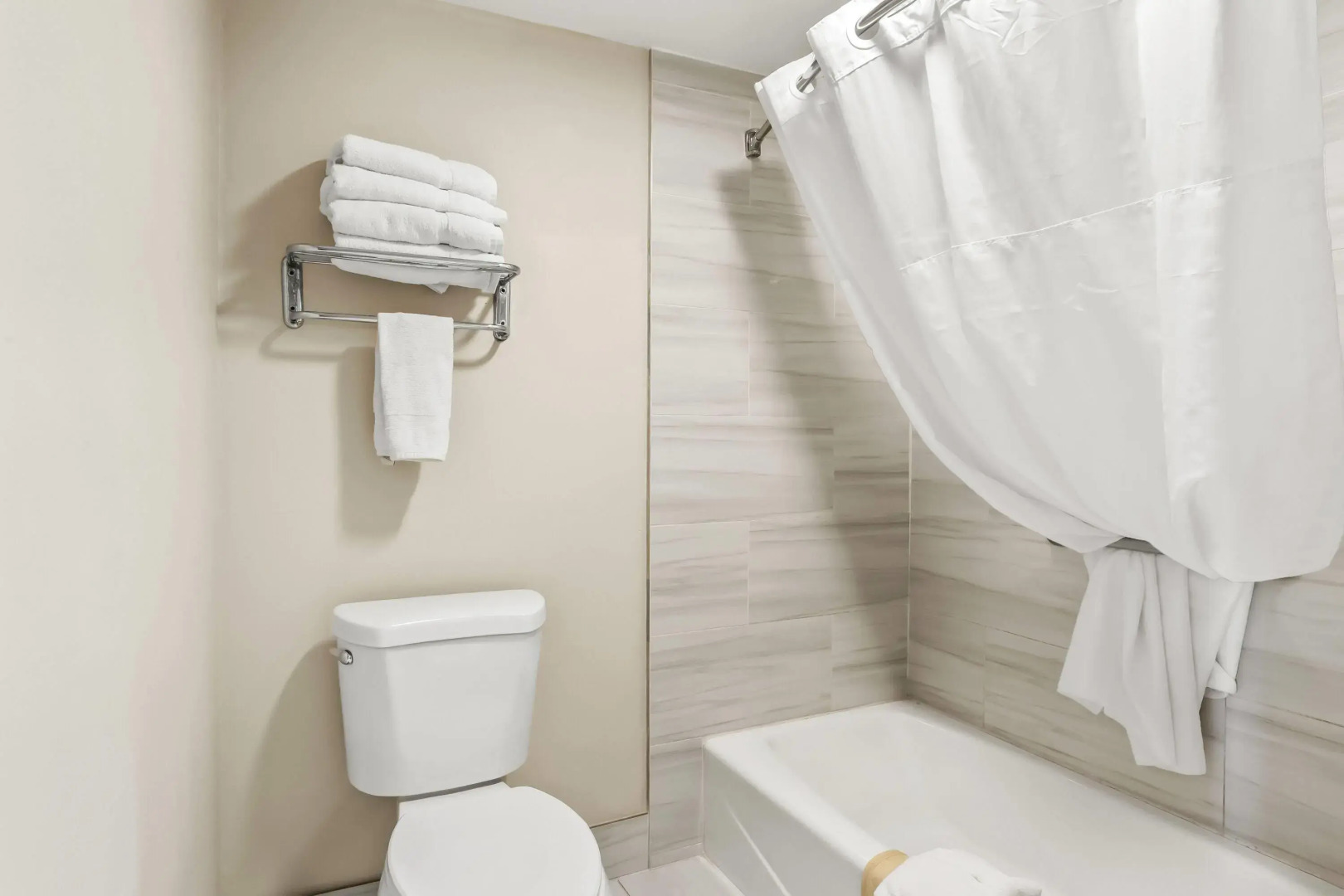 Days Inn by Wyndham Fontana / Rialto