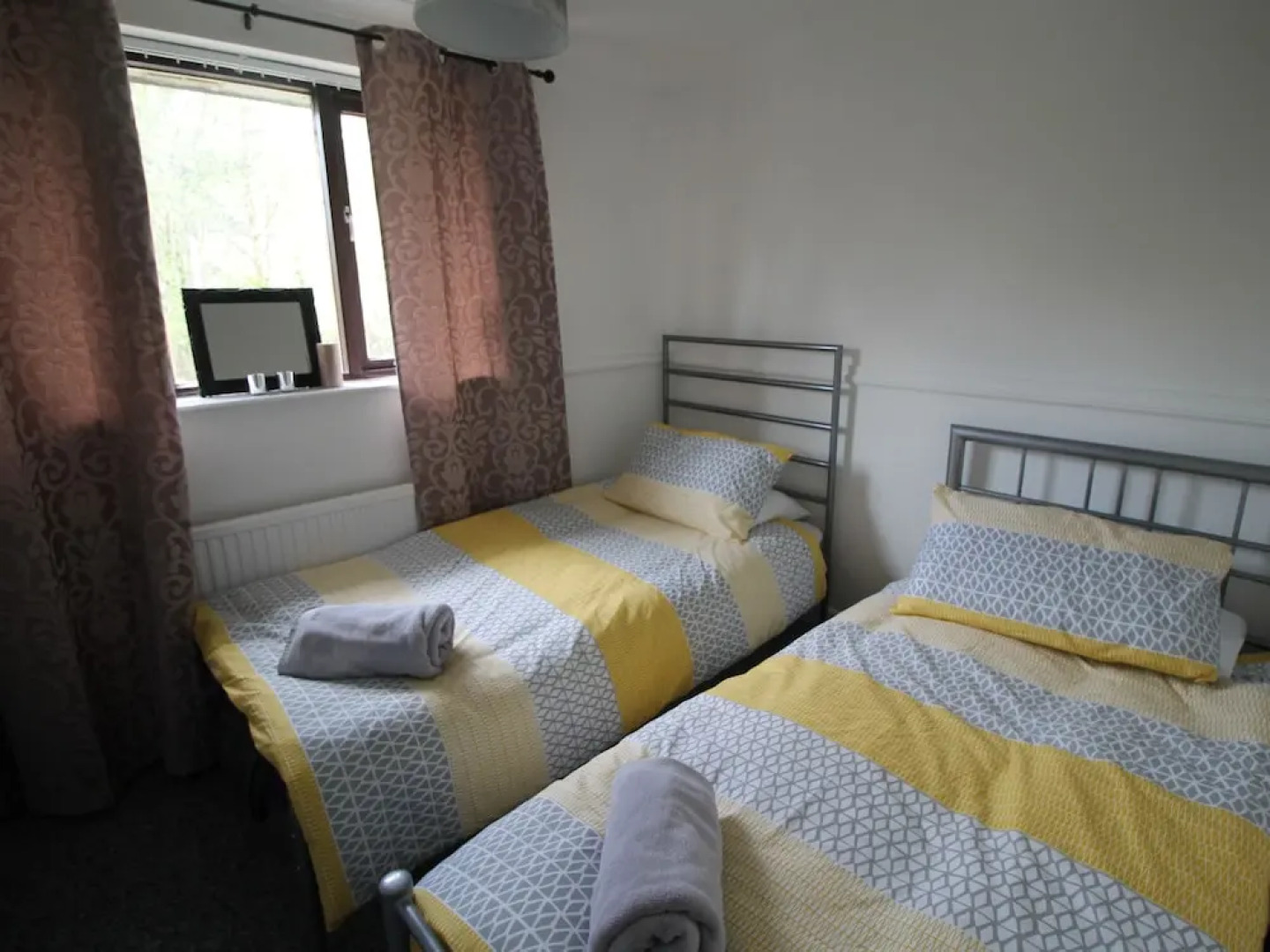 Glan y Ffordd 2 Bed House Near Cardiff by Cardiff Holiday Homes