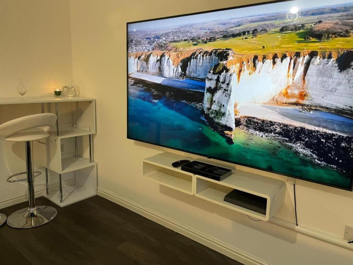 Charming 2-bed Terraced Home in Dartford