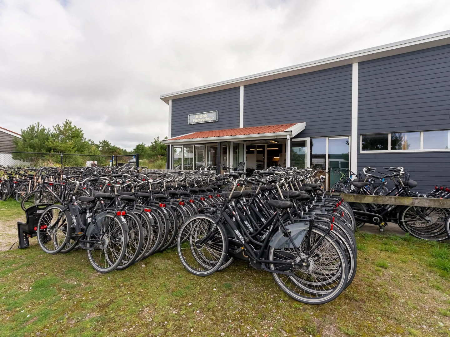 Thatched Holiday Home With two Bathrooms Near the Sea