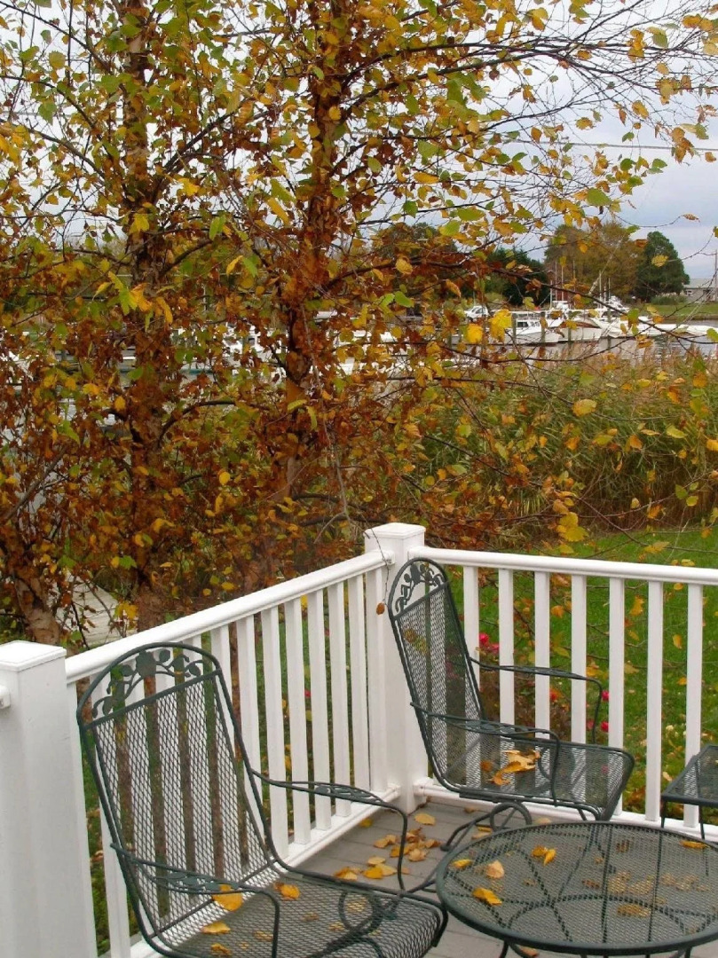 Lazyjack Inn on Dogwood Harbor