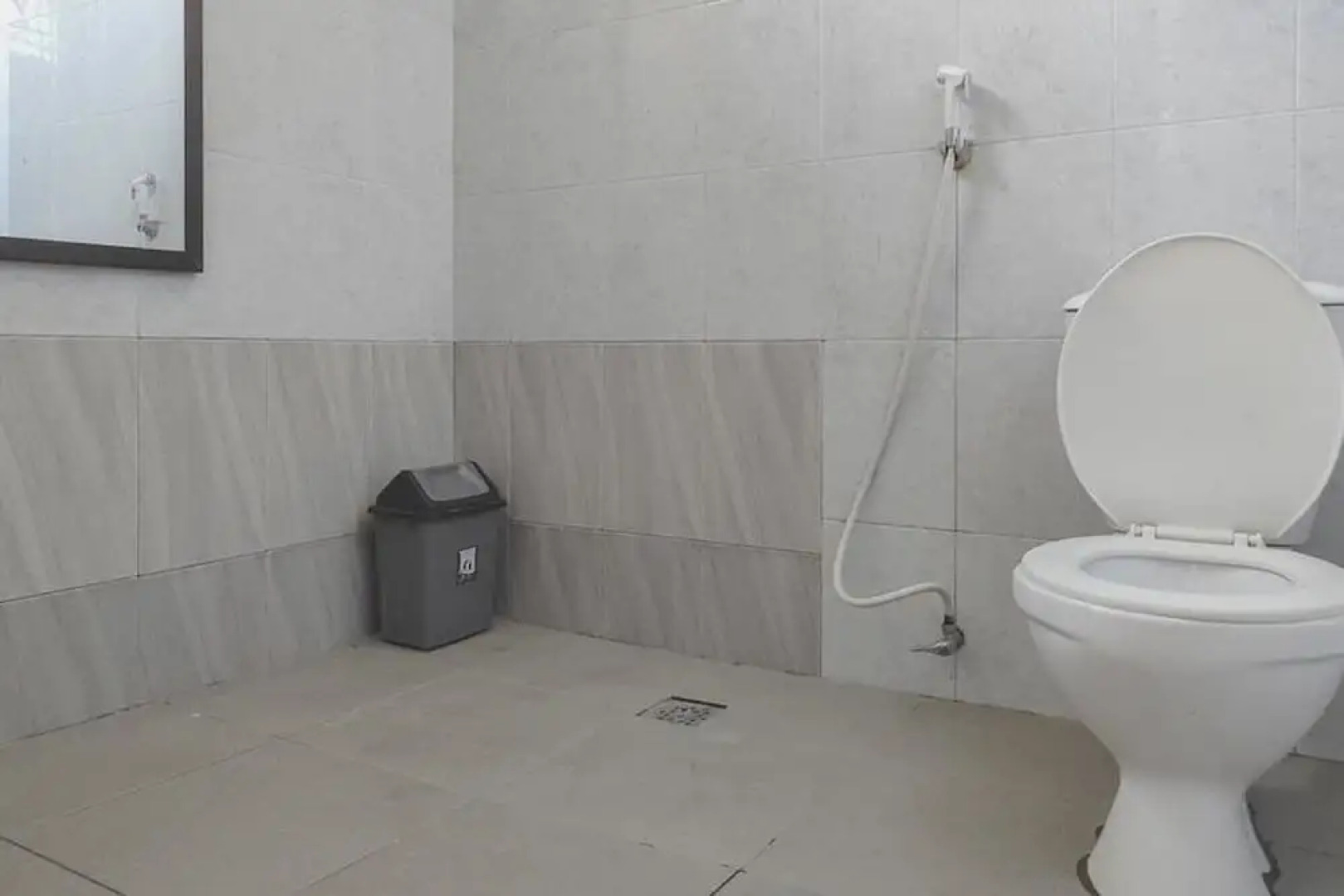 OYO 93051 Wisma Syariah Buloe Near Lapangan Abubakar Lambogo Batili Enrekang