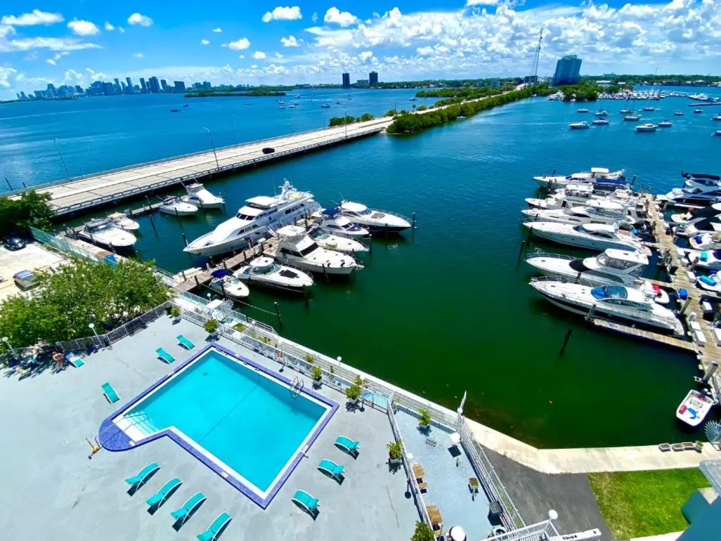 Modern waterfront apartment with Miami Skyline view on the bay 5 mins drive to Miami Beach with free parking