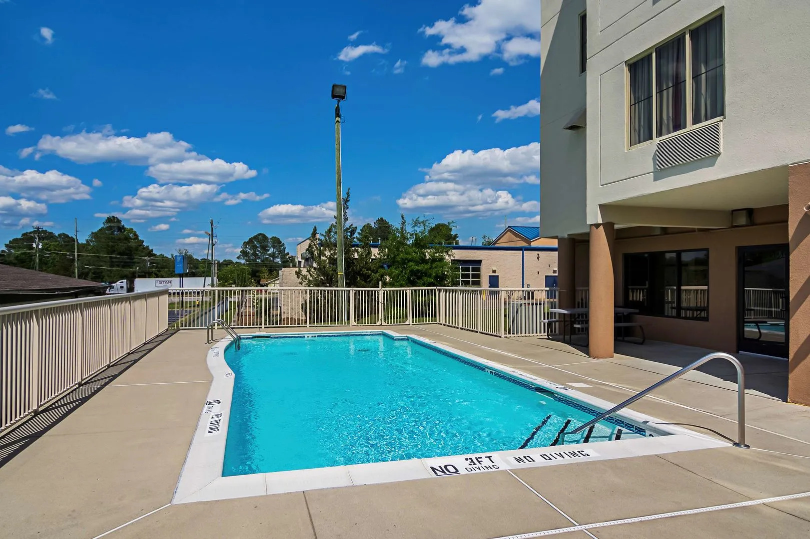 Red Roof Inn & Suites Fayetteville - Fort Bragg