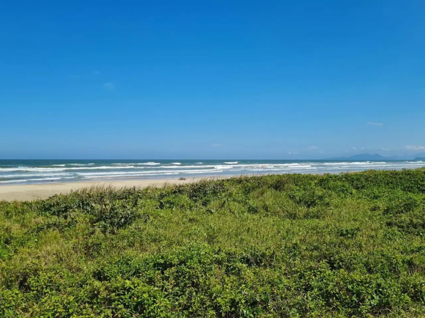 Ampla casa com 5 quartos e vista para o mar