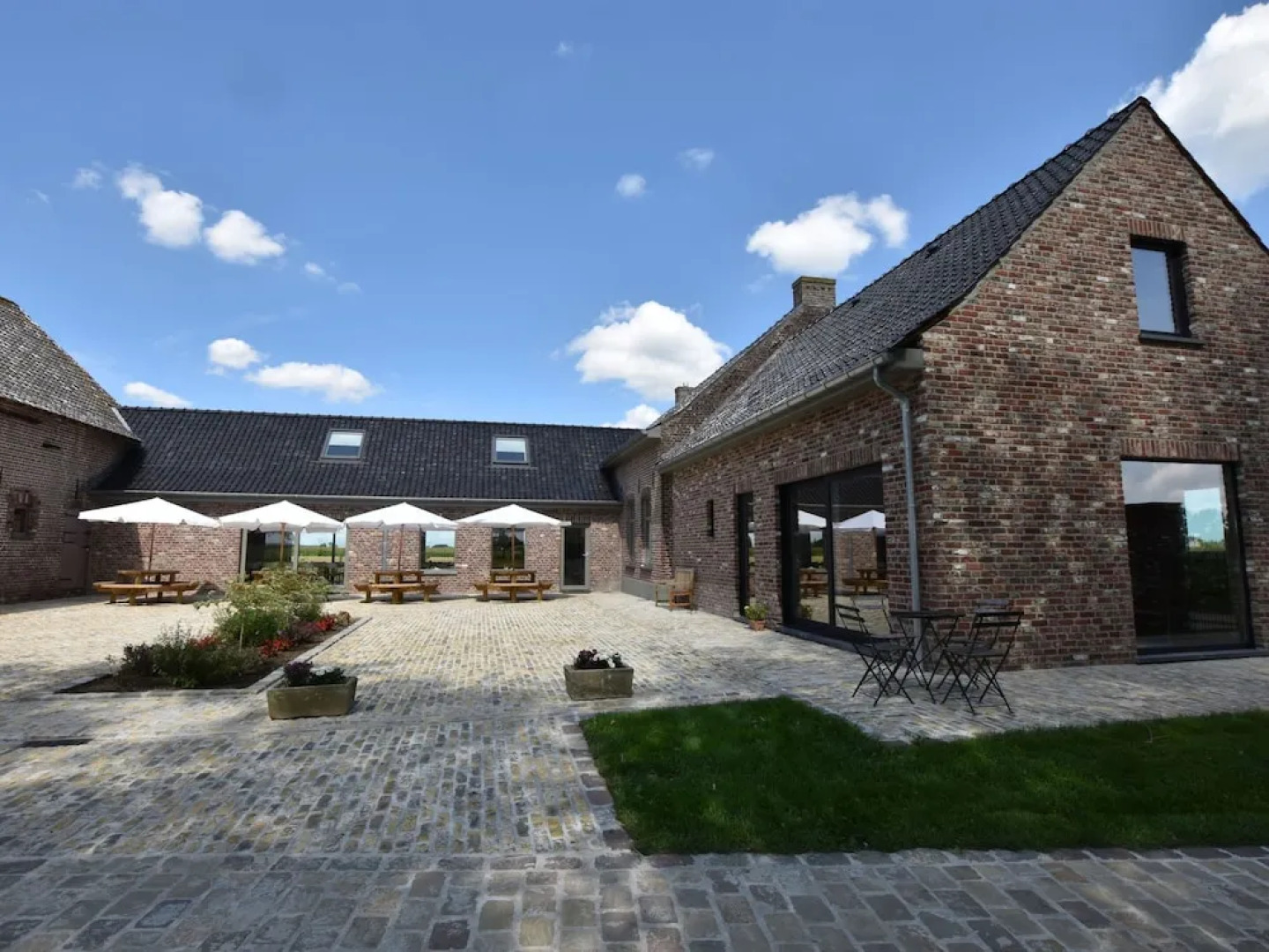 Mansion in Roesbrugge With Garden