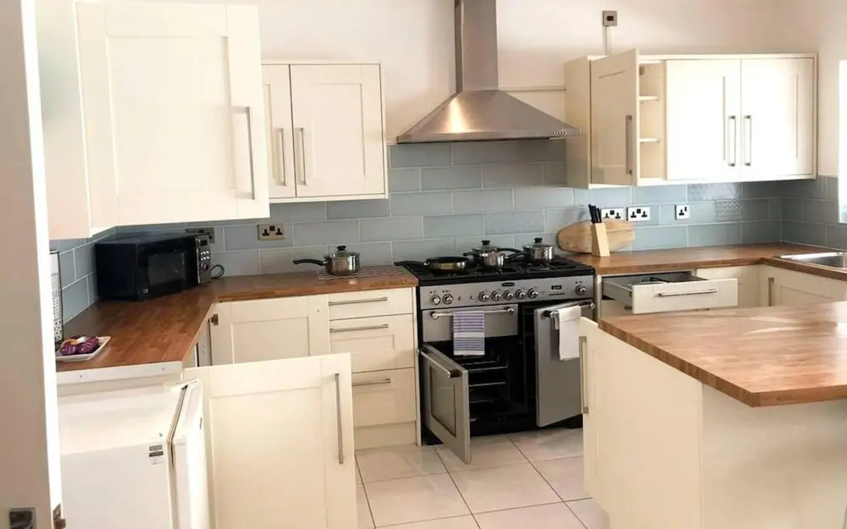 Spacious 3BR Home in Bedford for Big Groups