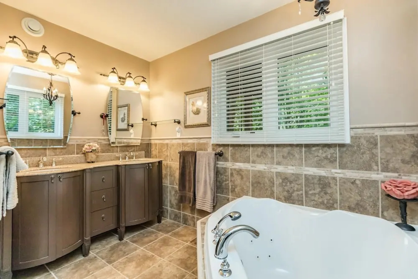 Stewart Lake Retreat A Gorgeous Beachfront Lakehouse With all the Bells & Whistles!