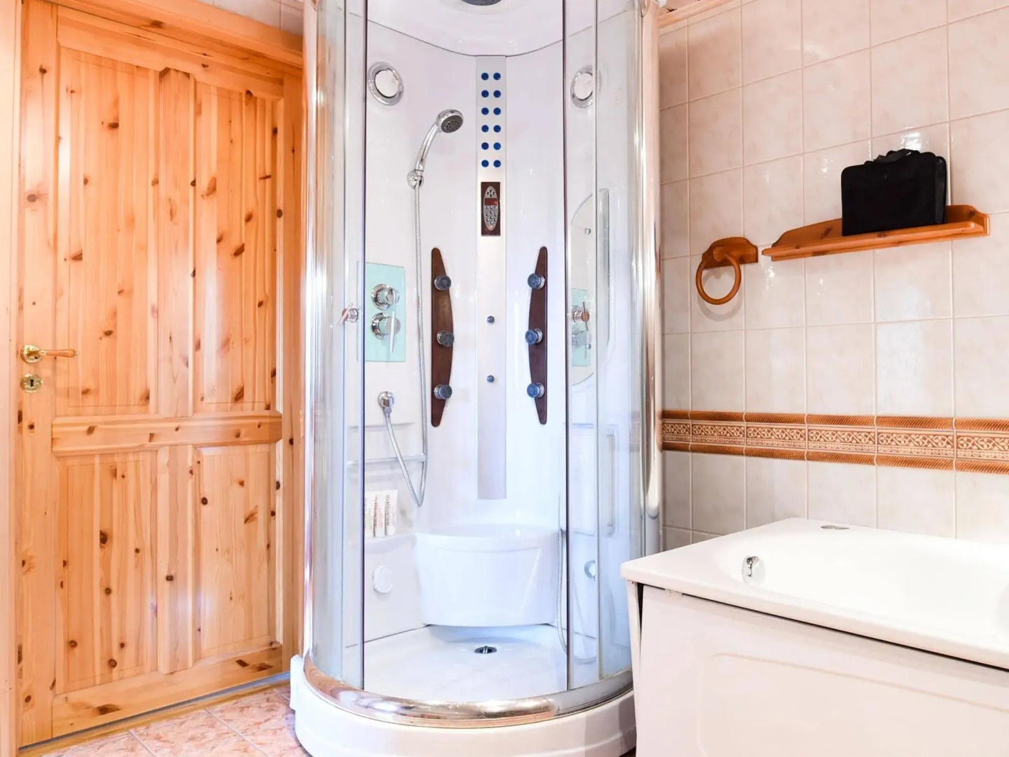 Abisko Guesthouse  & Activities