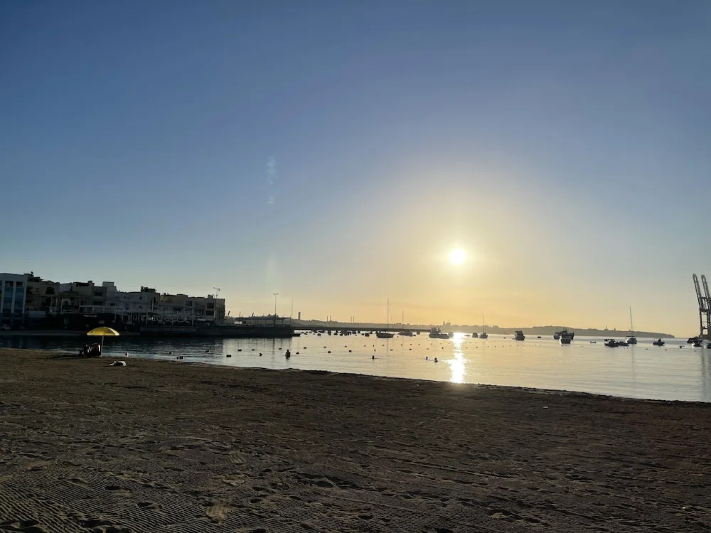 Sunset Modern Apt - Near Beach, Wifi & Cable TV