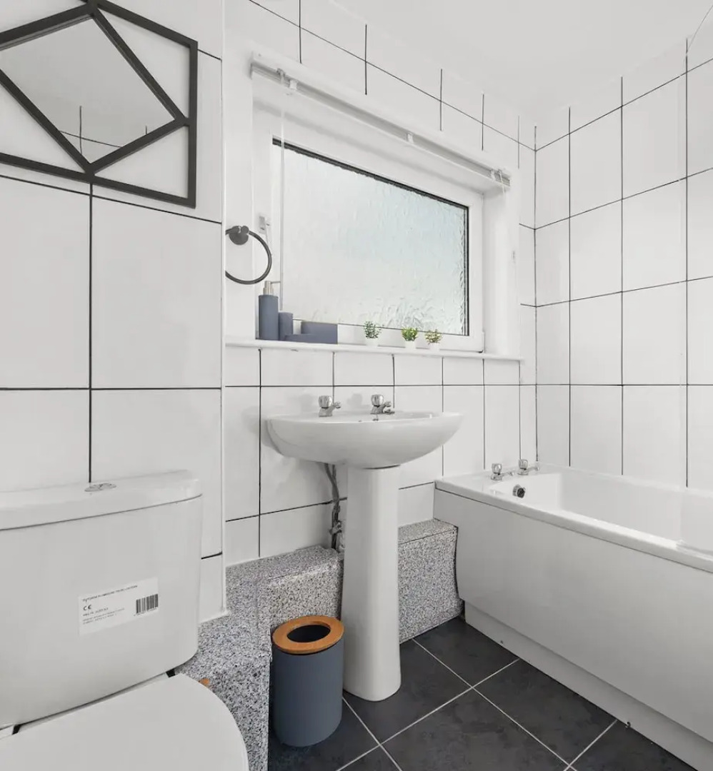 Three Bedroom Apartment by Klass Living Serviced Accommodation Coatbridge - Berwick Apartment With WiFi &Parking