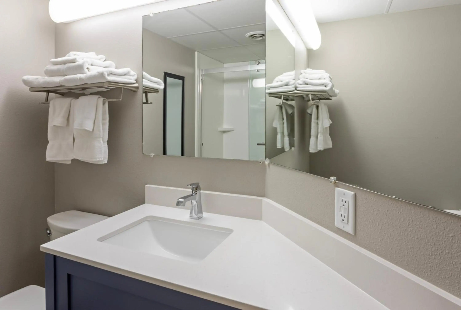 Paynesville Inn And Suites