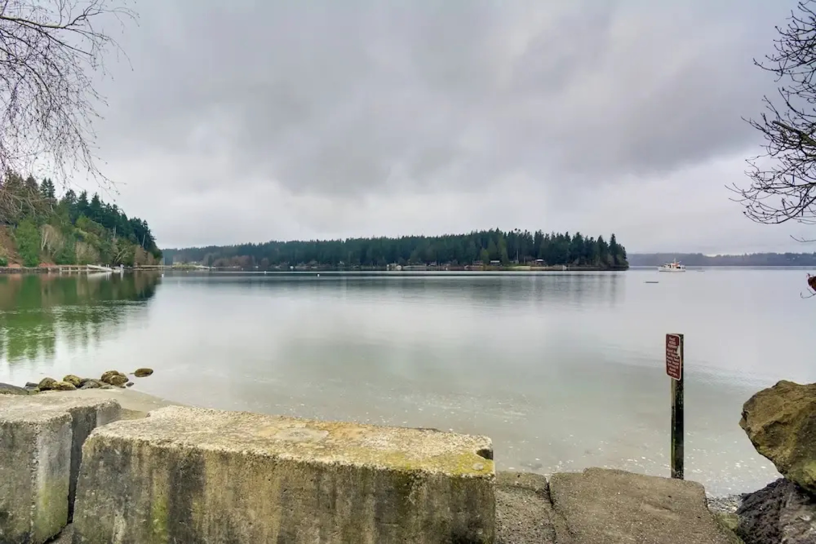 Central 4-acre Cottage w/ Deck: Walk to Bay!