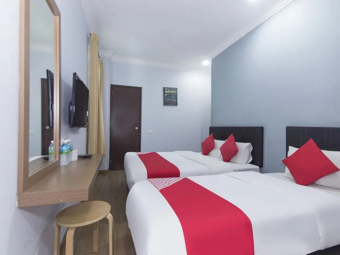 OYO 445 Charisma Hotel