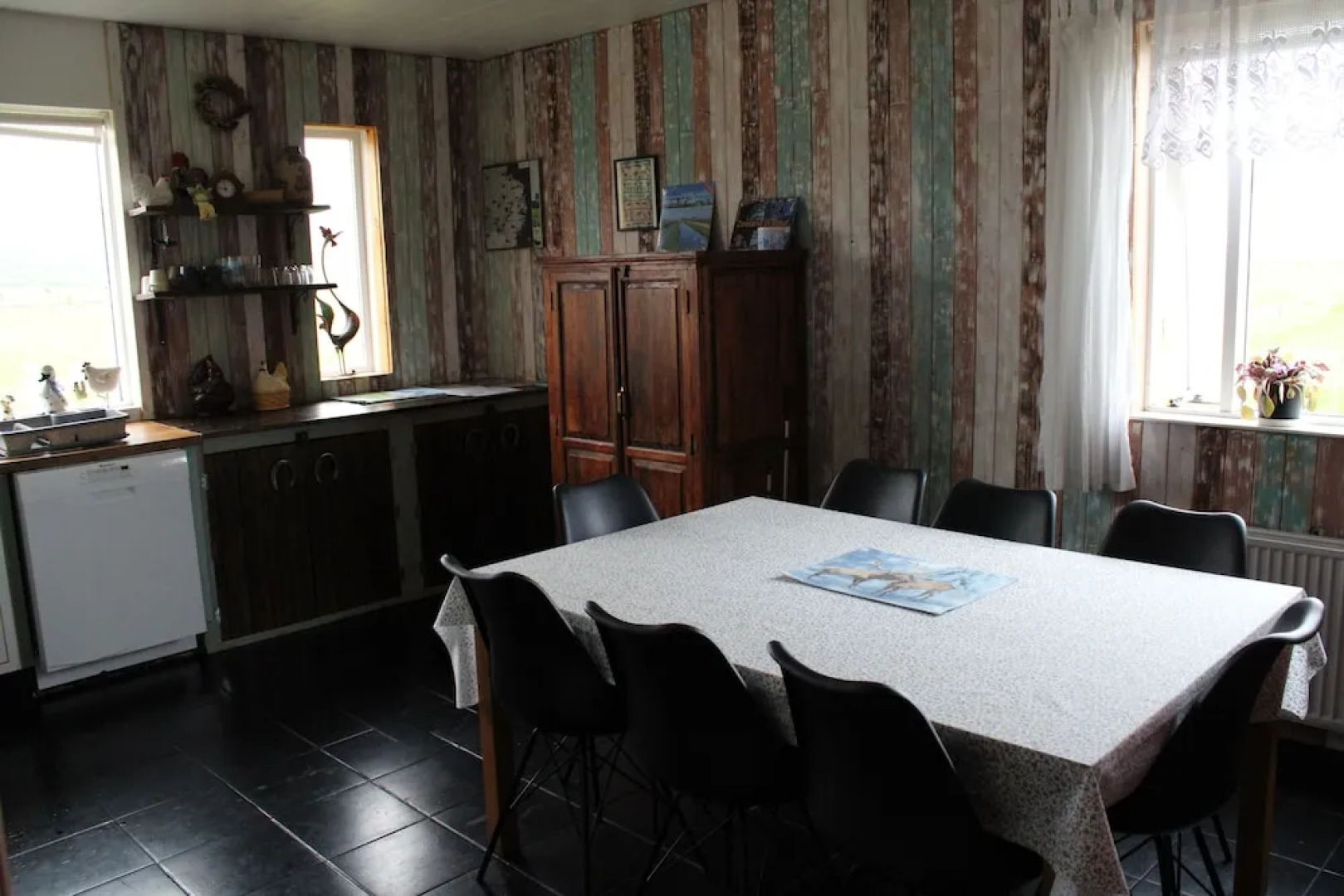 Stóri-Bakki Guesthouse with hot tub