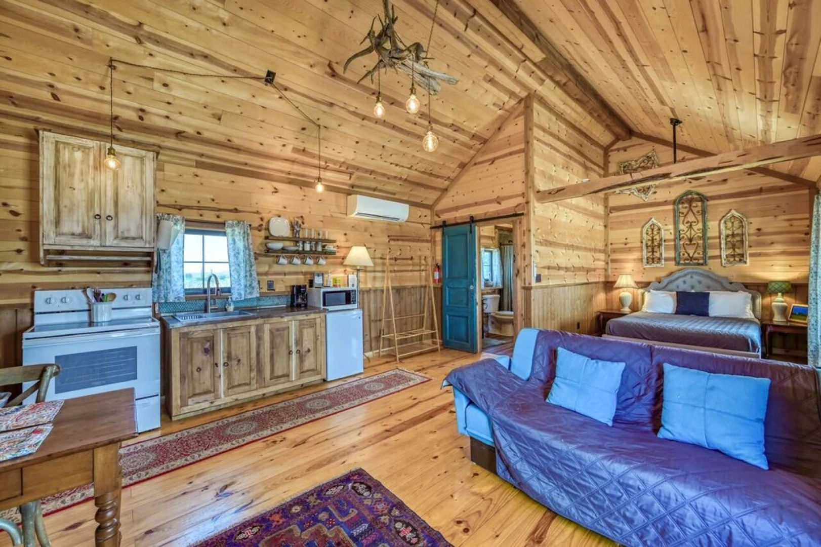 Cozy Cabin in the Heart of 290 Wine Trail