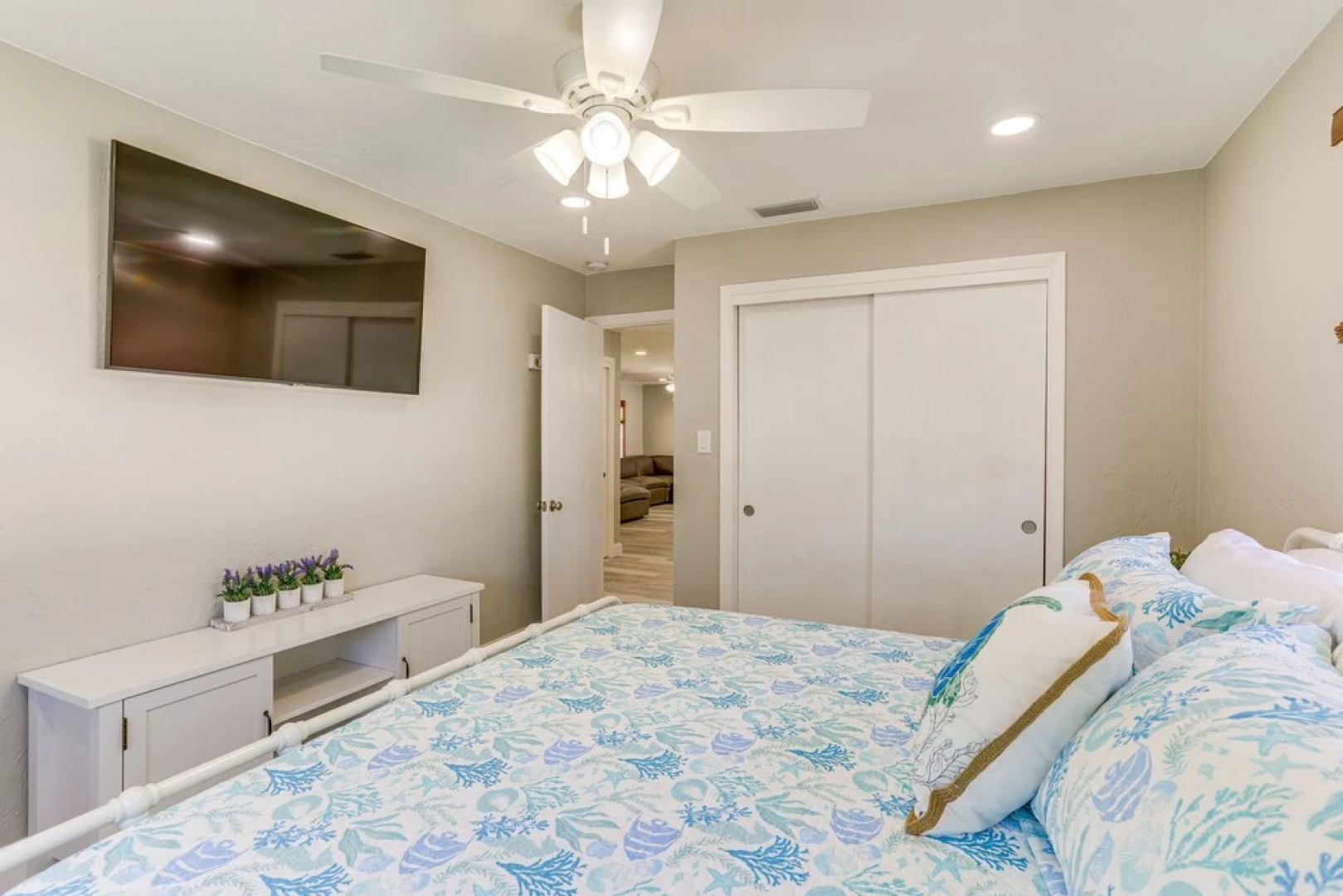 Private Hot Tub: Breezy Seminole Stay!