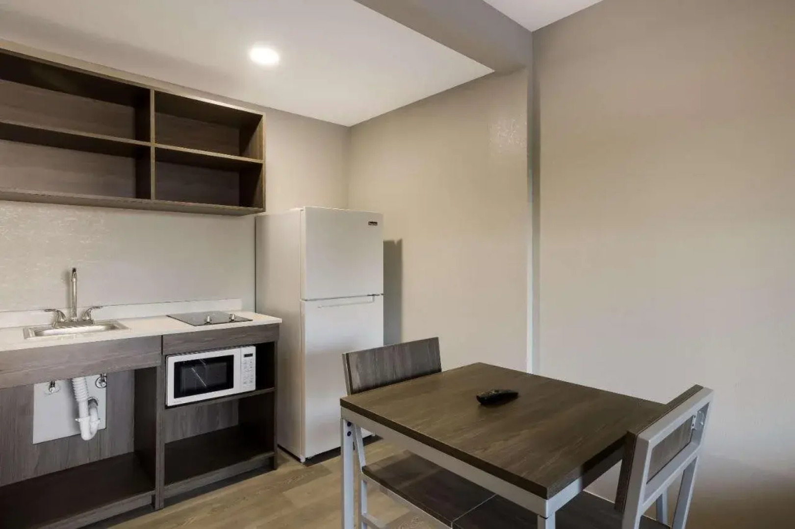 Suburban Studios Milwaukee Airport