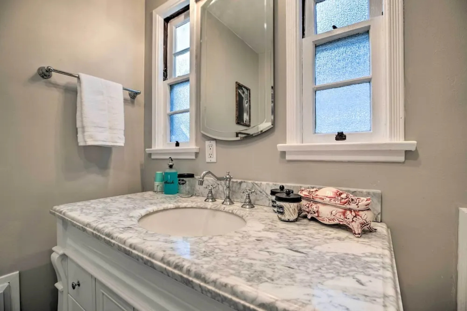 Vintage Bishop House in Downtown w/ Porch Swing!