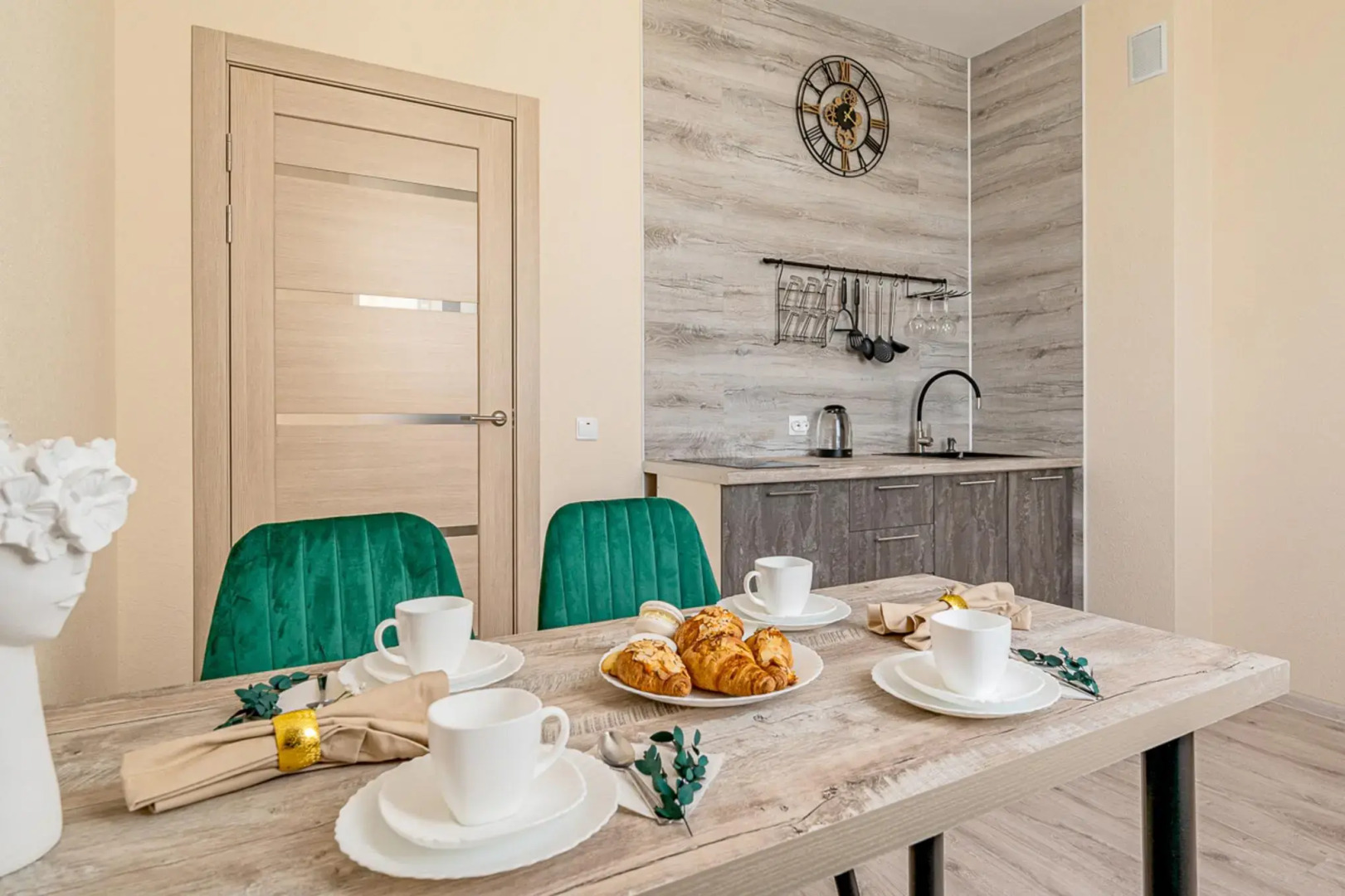 Хорошего дня на улице Алексея Латышова 3