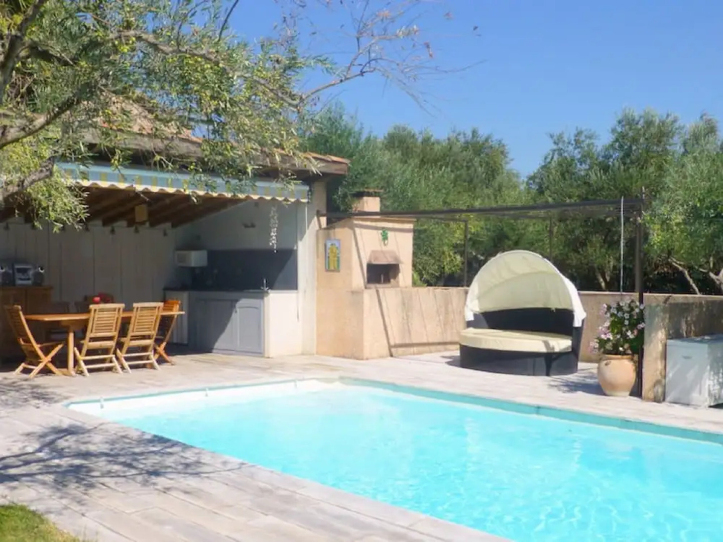 Cozy Villa in Roquemaure France With Private Swimming Pool