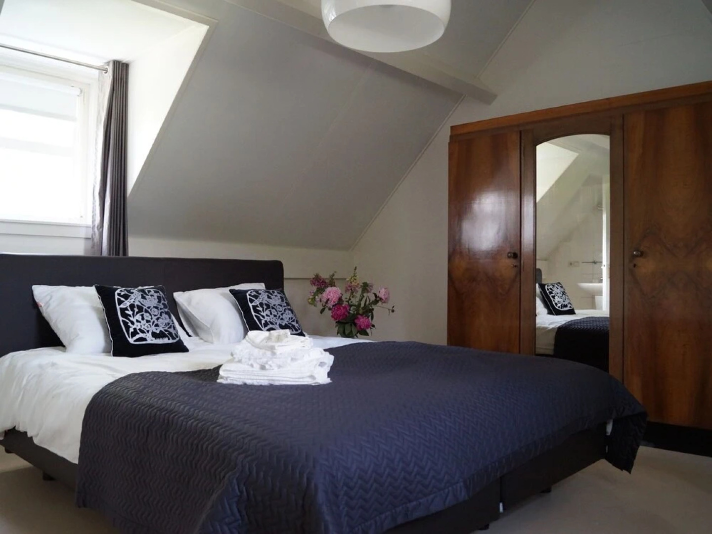 Luxurious, Detached Holiday Home Right by the Water