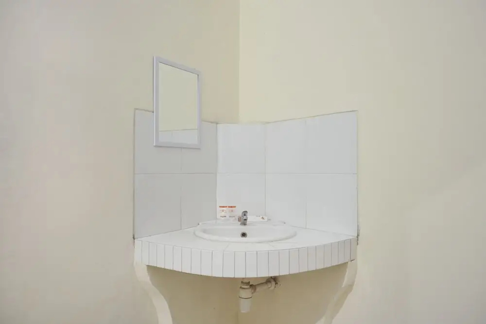 OYO 561 Hotel Citra Indah Near RS Ludira Husada Tama