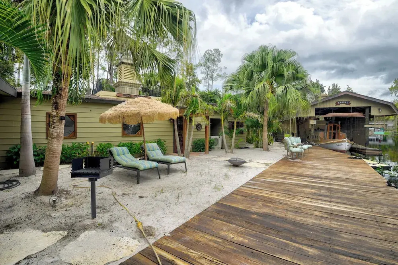 Sandy Shore & Multi-boat Dock! St Johns River Home